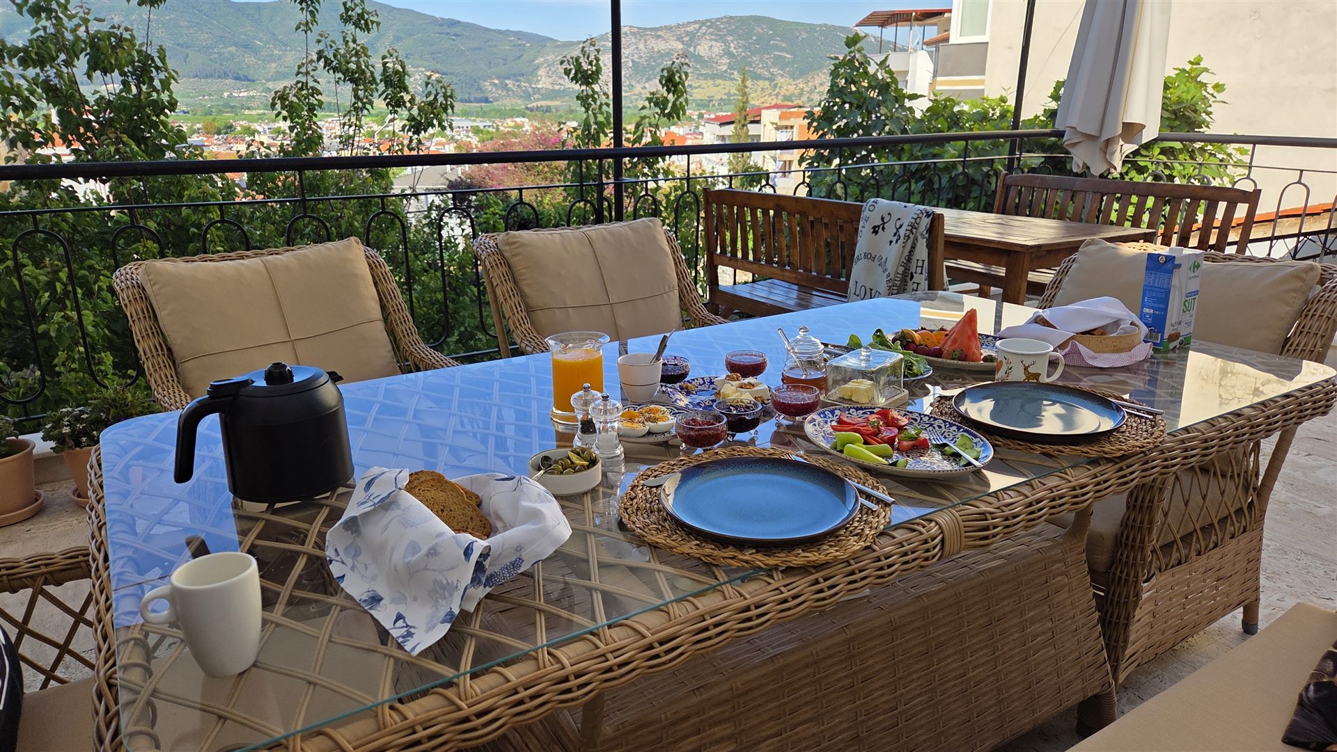 Efes Manzaralı Verandada Kahvaltı Masası